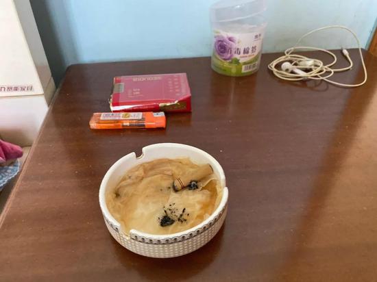 吴德宏的床前柜上摆着玻璃烟灰缸，里面留有一只南京烟的烟蒂。新京报记者 祖一飞摄