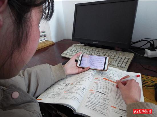 网课是与非：有学生设法逃避检查 破解钉钉漏洞