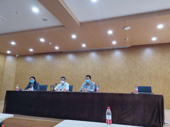 5月10日，东新园业委会、物业公司组织小范围媒体沟通会&nbsp; 澎湃新闻记者陆玫 摄