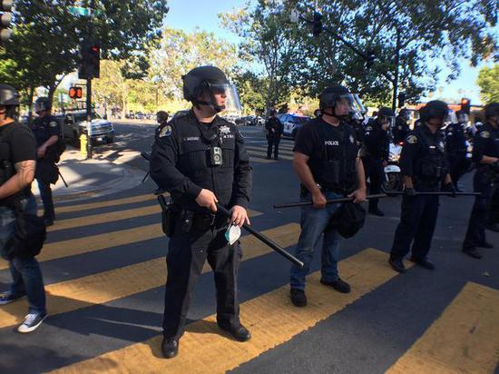 暴力抗议升级:硅谷各地宣布宵禁 申请部队维持治安(图)