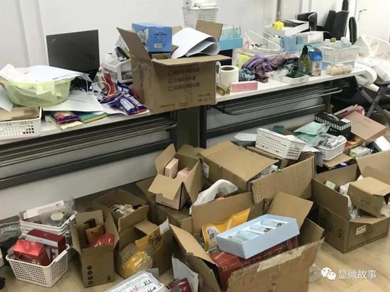 主播经纪人:主播经纪人口述:博士毕业,依然在“伺候”网红主播 我的办公室也常被各类展品的包装堆满