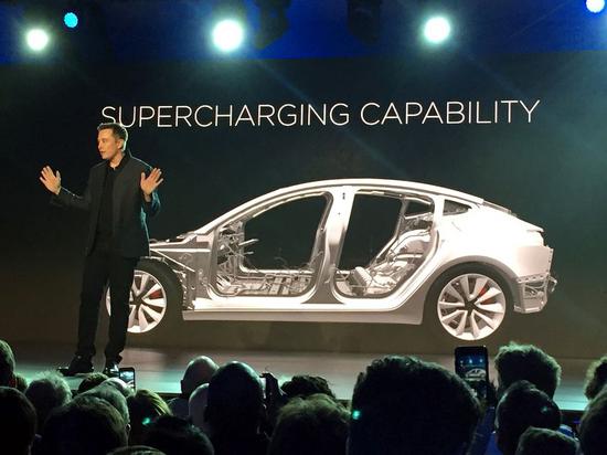 图5：2016年马斯克在发布会上介绍Model 3