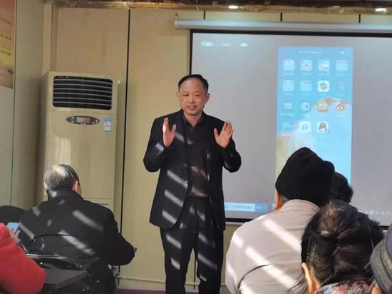 安徽智能手机公益课堂老师黄镇在讲课。图片来源：受访者提供