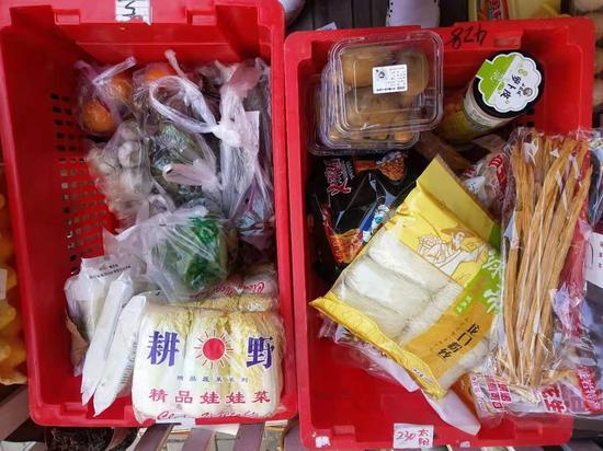 社区团购团长分拣好商品,期待客户来取货。