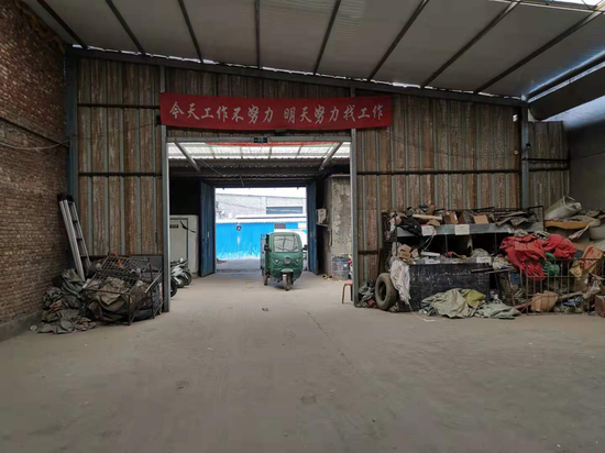 視點·觀察 快遞員出租屋死亡家屬質(zhì)疑網(wǎng)點未上保險 律師稱涉嫌違法