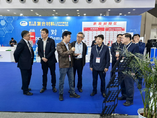 光启技术工作人员介绍公司先进复合材料及制造能力平台发展情况