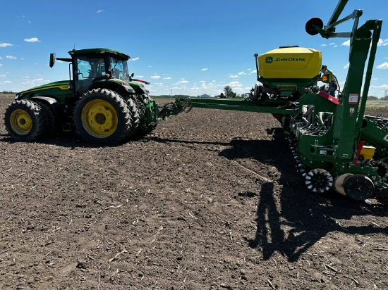 2024 年 8 月 27 日，好意思国俄亥俄州福里斯特市，一台用于深施化肥的条耕无极机。