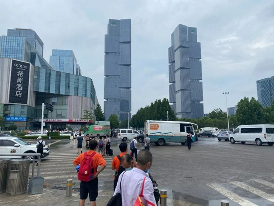 水灾后郑州公共交通瘫痪，人们开始搭载货车出行