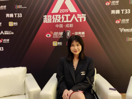 妍媸文化CMO谢米娅在微博超级红人节上接受新浪科技专访。图/新浪科技