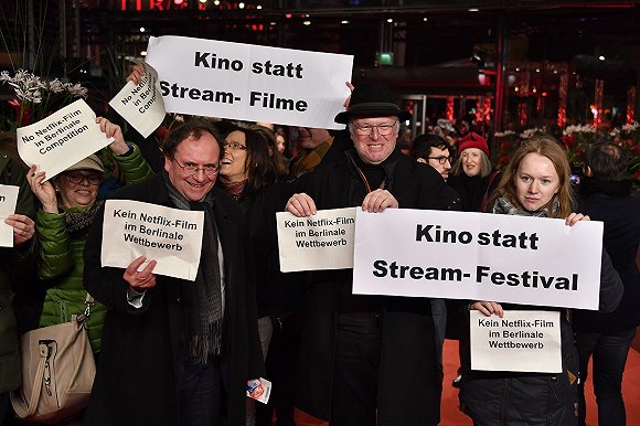 柏林电影节红毯出现了抗议Netflix的示威者 图片来源：视觉中国