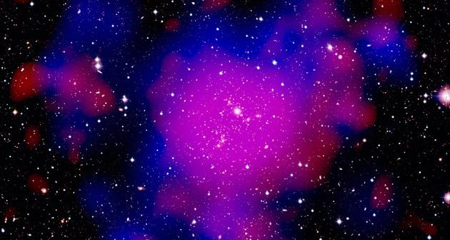 星系和星系团外环绕着暗物质光晕（图中蓝色为暗物质，红色为气体）。一名科学家指出，暗物质粒子也许会发生一种名为“暗聚变”的现象。