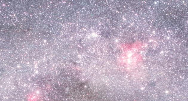 图中是银河系平面的一部分，由于氢原子的释放，出现了恒星形成区域（图中被标为粉红色）。当新的恒星形成时，质量最大的恒星会很快死亡，它们的残留物会参与到未来的恒星形成过程中