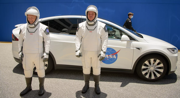 Hurley（右）和Behnken（左）站在特斯拉旁边，该车将把他们送到发射台。摄影：Bill Ingalls/NASA