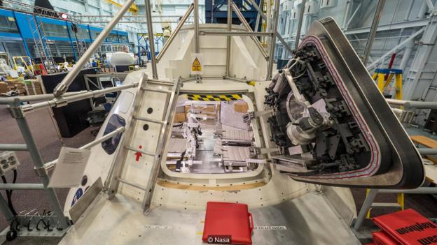 目前，宇航员正在与工程师正在研究美国宇航局携载4人的“猎户飞船”的内部设计和控制系统
