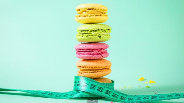 许多科学家认为，糖本身并不会引起肥胖，但摄入过多糖分的同时，摄入的总热量也往往会超标，这才是造成肥胖的主因。