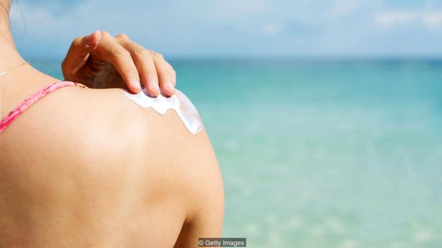 防晒霜会导致我们更倾向于在阳光下待更长时间，这可能是皮肤癌发病率不断上升的原因之一