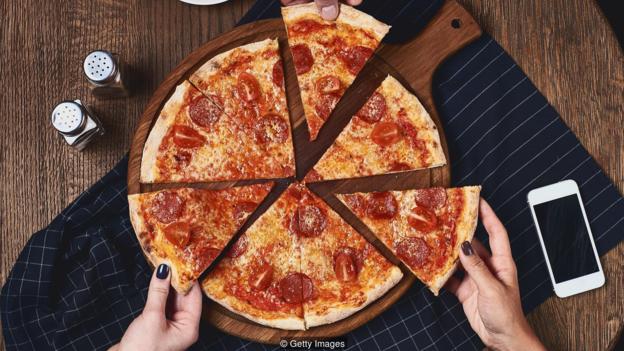两片披萨含有约10克饱和脂肪，是女性每日建议摄入量的一半，男性每日建议摄入量的三分之一