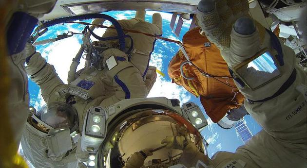2018年2月，俄罗斯宇航员在国际空间站执行了一次长达8个多小时的太空行走活动。图／视觉中国