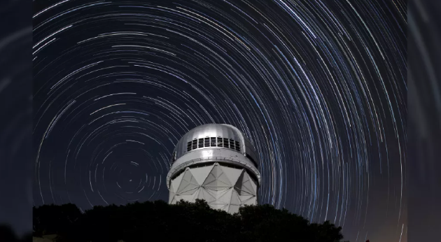 基特峰国家天文台上空的恒星轨迹。该天文台坐落在亚利桑那州图森市附近，拥有4米口径的梅奥尔望远镜。