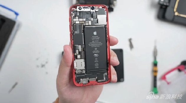 Dan尝试自己维修iPhone