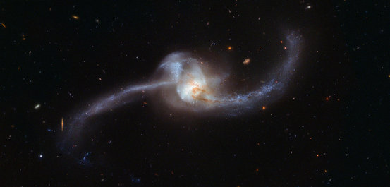 对六分仪座低星系中恒星类型的分析表现,它此前吞噬了一个邻近的较小老婆系。