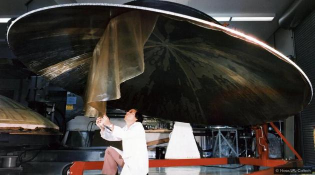 旅行者号探测器于1977年发射升空，现在正从星际空间向地球发回数据