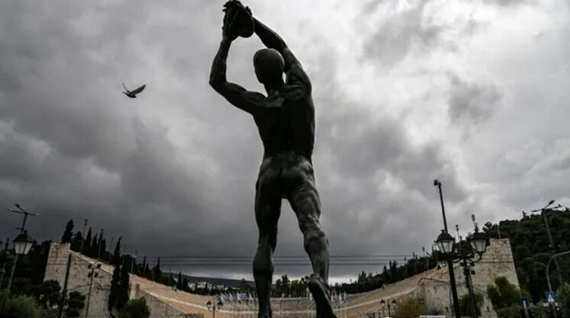 现代的运动鞋和运动服使运动员如虎添翼，但如果他们像古希腊奥运会的竞赛者一样裸体比赛，那不穿衣服的心理影响可能会超过身体上受到的影响