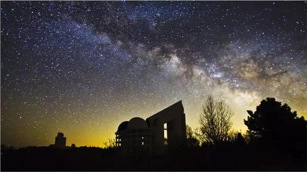 LAMOST与星空（国家天文台供图）