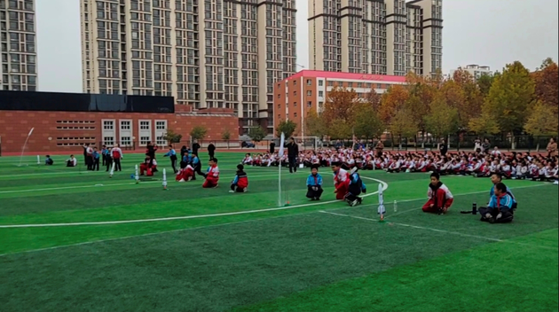 河北省涞水县涞水小学学生放飞自己制作的火箭
