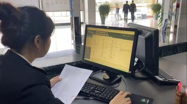 黄埔海关所属沙田海关关员审核退货申报数据。(图片来源:海关总署)