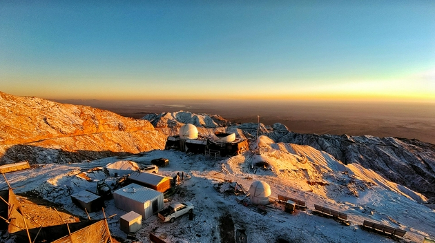 赛什腾全景。jpg 2020年冬季赛什腾雪后的夕照,整个天文台笼罩在落日余晖中,远处是辽阔的柴达木盆地。邓李才供图。