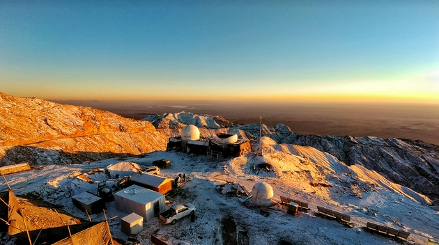 　　赛什腾全景。jpg 2020年冬季赛什腾雪后的夕照，整个天文台笼罩在落日余晖中，远处是辽阔的柴达木盆地。邓李才供图。