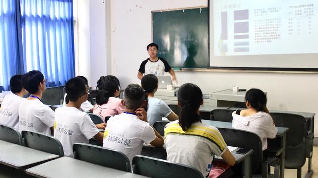 来自北京大学的小导师为选择自然科学方向的营员讲述《我不是药神》背后关于药剂研发的故事。 林荫公益微信号 图