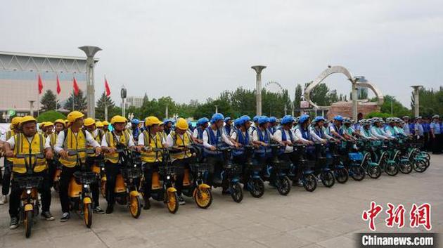 银川共享单车首批安全头盔配备现场。 兴庆区融媒体中心供图