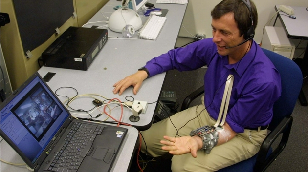 借助一个与神经系统相连的手臂植入物，凯文·沃威克可以通过网络控制远在地球另一端的机械手。这是第一个以科学名义进行的半机械人实验