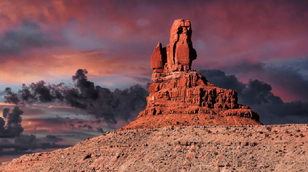 美国亚利桑那州纪念碑谷的猫头鹰岩。该岩石的红色来自于氧化铁矿物。最近的实验表明，铁氧化物也可能在地球表面之下形成，甚至深达地核与下地幔的交界处。