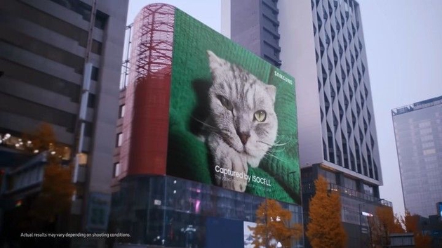 ▲  三星用 HP1 拍摄的照片	，用工业打印机输出巨幅海报并悬挂在韩国街头 图片来自	：三星