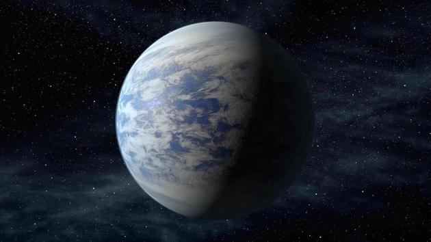 图中是艺术家描绘的Kepler-69c，这是一颗位于天鹅星座宜居地带的超级地球，它距离地球2700光年。如果有智慧外星人生存在这颗行星，他们将很难通过发射航天器离开这颗行星，因为超级地球的引力非常强