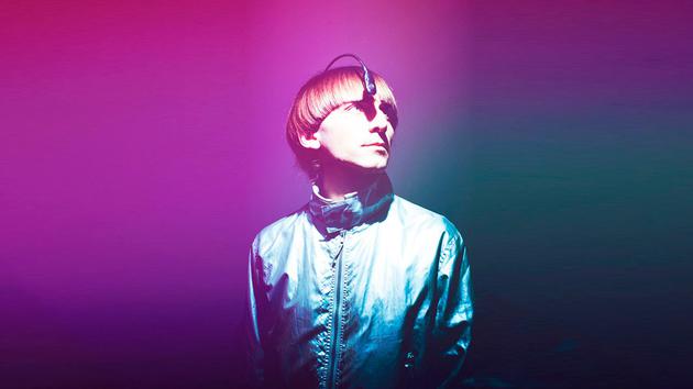 ▲头部植入的天线，让 Neil Harbisson 把蓝色感受为钢琴中央的 C