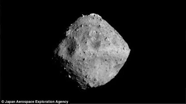 龙宫小行星距离地球280万公里，该图像是距离小行星表面40公里处拍摄的，首次呈现了地面凹陷、陨坑和巨大石砾等复杂表面特征。