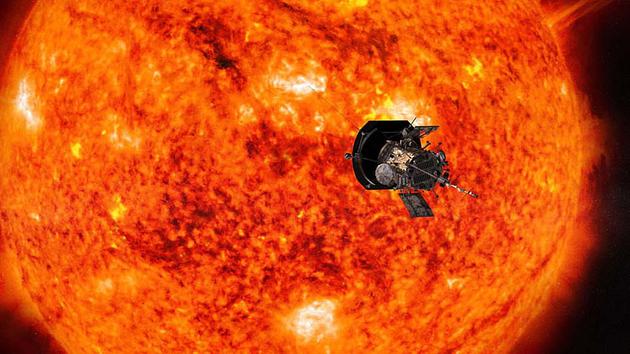 图中是艺术家描绘的帕克太阳探测器，它的任务是“接触太阳”，它将成为首颗飞越日冕的探测器。