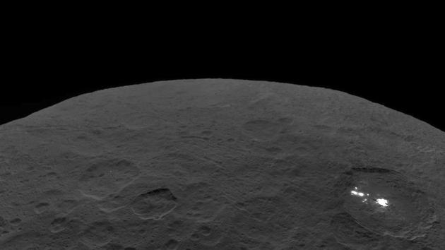 这是黎明号探测器结束任务前传回的最后几张照片之一，照片中是谷神星和奥卡托陨坑明亮区域，该照片拍摄于2018年9月1日，当时探测器正在椭圆轨道上运行，飞行高度为3370公里。