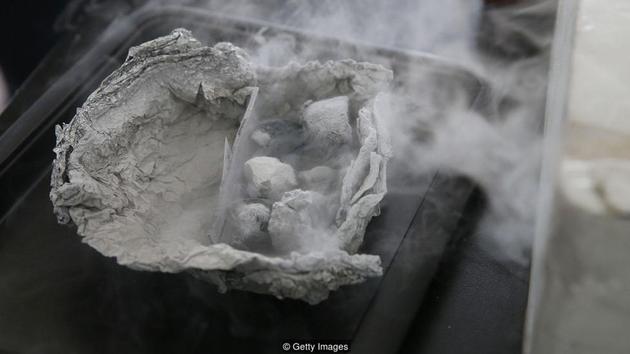 可燃冰融化时，看上去仿佛在冒烟。