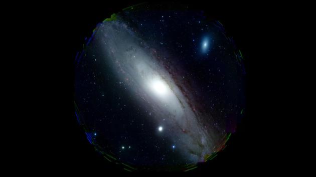 HSC相机拍摄的仙女座大星系图像，近期使用这台相机拍摄的仙女座星系高清图像正在帮助科学家们检验已故著名天体物理学家霍金的理论。在这项研究中，他们找到一例可能来自一个中等质量原初黑洞的信号
