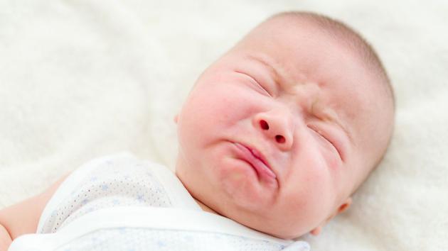 虽然婴儿出生时就已形成泪腺，但此时泪腺未完全发育，它们产生的泪液足以覆盖眼泪并保持湿润，但不足以形成泪滴，顺着胖乎乎的脸颊流下来。