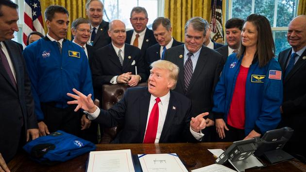 特朗普签署文件给NASA额外拨款。推特截图