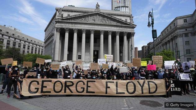 非裔男子乔治·弗洛伊德死亡事件让人们关注到种族主义和种族主义暴力问题，引发了世界各地的抗议活动。