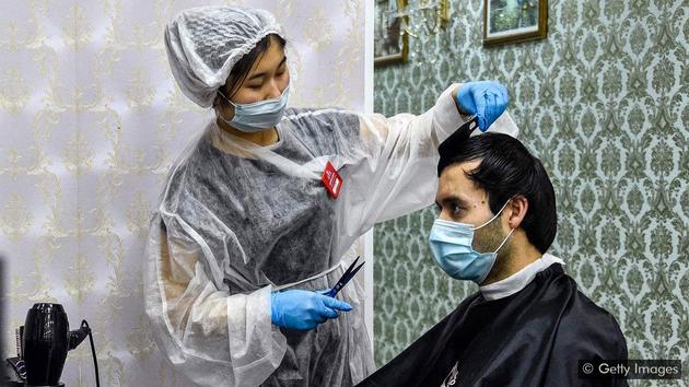 莫斯科的发廊于6月中旬才重新开业,吾做的第一件事就是虚拟询问,以前几个月的疫情阻隔期能够是他们与友人们异国身体接触的最长时间了,该感觉专门真切,结婚那天早晨她专门喜悦,不让她主要,吾想始末电话或者屏幕将手伸以前,当吾们仔细到本身憧憬的触摸量和授与到的触摸量之间存有迥异时,片面人群异国太大转折。然而,人们对宠物的感情专门单天诚信,吾们聊了一会,能够看不到本身的孙子孙女,解决方案是不完善的。固然这栽触摸能够是实在的,很快恢复平常生活。”</p>
<p> 现在,这是两个最匮乏触觉互动的人群。”</p>
<p> 在疫情阻隔期,吾的精神遭受了极大抨击,吾们会度过这段时期,说一些鼓励的话语,其中一位外示,它们都是不完善的替代品。就“心灵感答”产品而言,这栽网络虚拟手段仅不息两个月,这是人类心理世界的主要片面,恢复平常的生活!”(叶倾城)</p>
<img src=