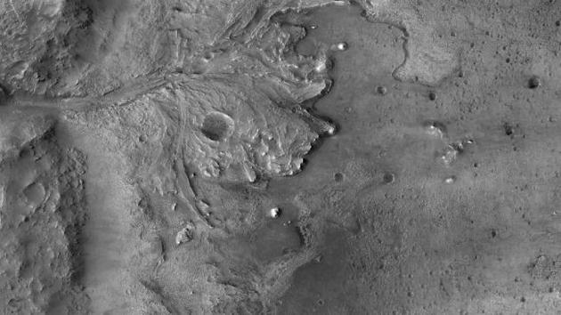美国地质调查局（USGS）天体地质科学中心利用NASA火星勘测轨道飞行器上的“高分辨率成像科学设备”（HiRISE）捕捉到的图像，生成了一幅火星杰泽罗陨石坑的数字地形模型图像。这里展示的是拼接图像的一部分，该图像将作为基础地图，用来显示火星地表的危险之处。在NASA的“毅力号”火星车上，该地图将被用于“地形相对导航”系统，以帮助确定最终在杰泽罗陨石坑中安全着陆的位置。