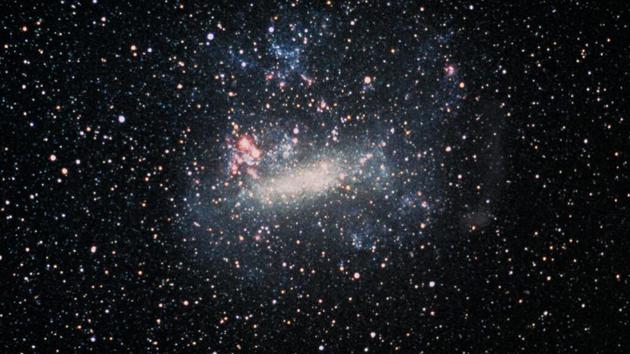 图中是超新星1987A，天文学家认为，他们看到的是一颗快速旋转的中子星释放的信号，其非常难以理解。但后期发现该信号来自用于对准望远镜的相机电子设备的一个故障。
